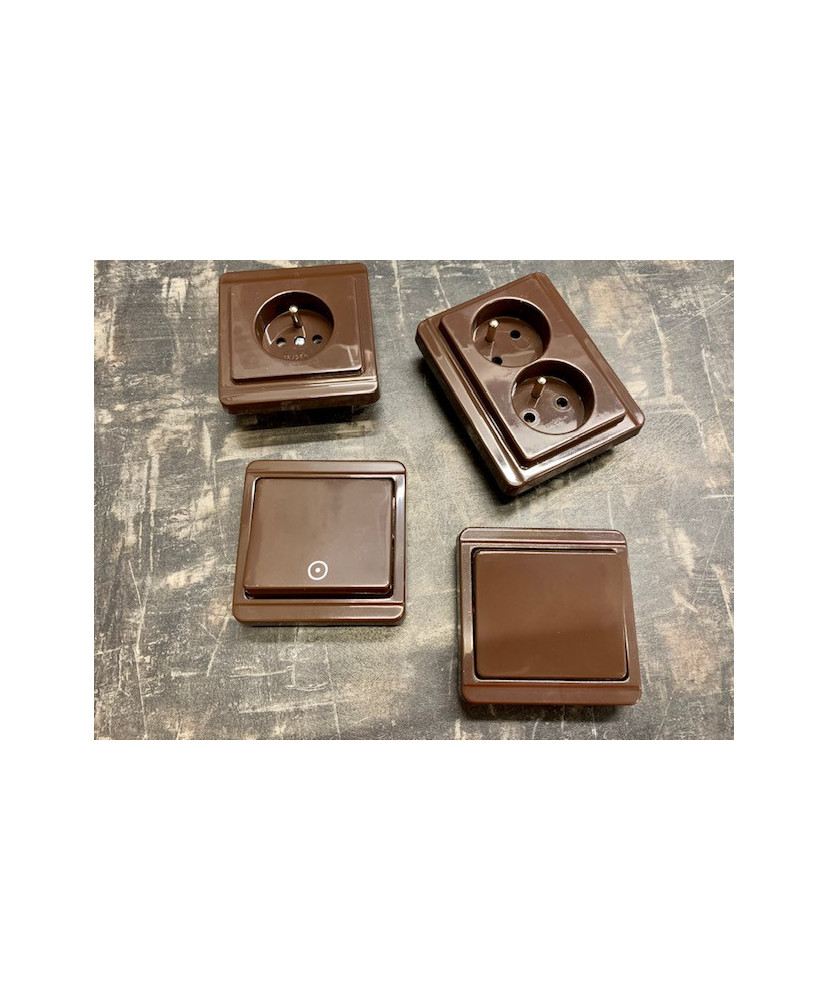 Produkt: TESLA SPINAC č.1 HNEDY 4FN57500.2116